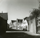 BR_KAAISTRAAT_065 Kijkje op het pand met de gevelsteen van De Windhond, café Het Melkmeisje, en de coupure; ca. 1960