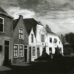 BR_KAAISTRAAT_066 Kijkje op het pand met de gevelsteen van De Windhond, café Het Melkmeisje; ca. 1960