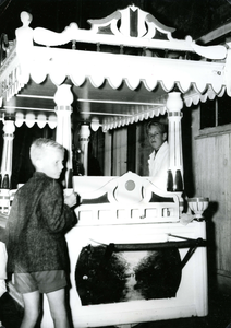 BR_KERMIS_1961_031 De jaarlijkse kermis op de Turfkade. De ijskar van Piet Schats, met de oudste zoon Piet Schats; 8 ...