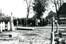 BR_KLOOSTERWEG_001 Begrafenis op de katholieke begraafplaats van Pieternelle Catharina Roedolf; 7 september 1968