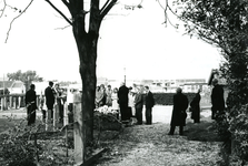 BR_KLOOSTERWEG_002 Begrafenis op de katholieke begraafplaats van Pieternelle Catharina Roedolf; 7 september 1968
