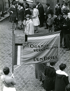 BR_KONINGINNEDAG_1961_001 De vlag van de Oranjevereniging Den Briel; 1 mei 1961