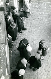 BR_KONINGINNEDAG_1961_013 Toeschouwers in afwachting van het zingen door de schooljeugd op de Markt; 1 mei 1961