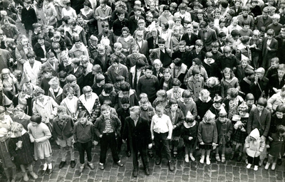 BR_KONINGINNEDAG_1961_020 De schooljeugd zingt liederen op de Markt tijdens Koninginnedag; 1 mei 1961