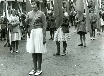 BR_KONINGINNEDAG_1961_072 Kinderen lopen de Markt op met Nederlandse vlaggen; 1 mei 1961