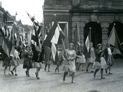 BR_KONINGINNEDAG_1961_074 Kinderen lopen de Markt op met Nederlandse vlaggen; 1 mei 1961