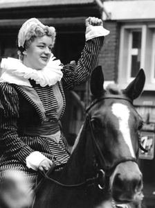 BR_KONINGINNEDAG_1961_105 Portret van Marjolein Gorzeman te paard; 1 mei 1961