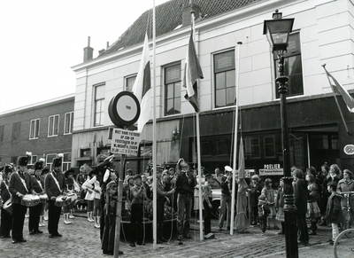 BR_KONINGINNEDAG_1980_001 Leden van scouting Brielle hijsen de vlaggen op de Markt tijdens Koninginnedag; 30 april 1980