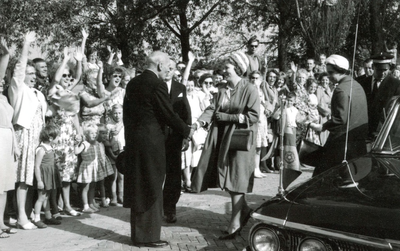 BR_KONINKLIJKBEZOEK_1961_002 Prinses Beatrix opent het streekverpleeghuis De Plantage. Verwelkoming door burgemeester ...