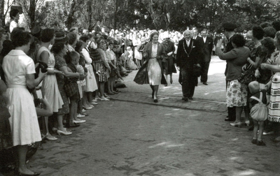 BR_KONINKLIJKBEZOEK_1961_004 Prinses Beatrix opent het streekverpleeghuis De Plantage. Aankomst met burgemeester D.M. ...