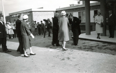 BR_KONINKLIJKBEZOEK_1961_005 Prinses Beatrix opent het streekverpleeghuis De Plantage. Aankomst met burgemeester D.M. ...