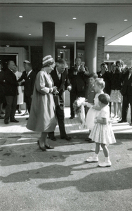 BR_KONINKLIJKBEZOEK_1961_007 Prinses Beatrix opent het streekverpleeghuis De Plantage. De prinses krijgt bloemen ...