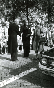 BR_KONINKLIJKBEZOEK_1961_008 Prinses Beatrix opent het streekverpleeghuis De Plantage. Verwelkoming door T.A.J. van ...