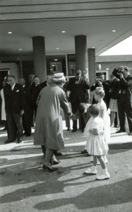 BR_KONINKLIJKBEZOEK_1961_009 Prinses Beatrix opent het streekverpleeghuis De Plantage. De prinses krijgt bloemen ...