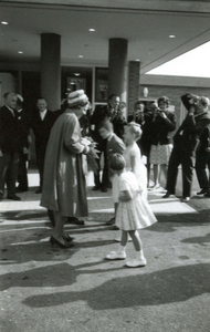 BR_KONINKLIJKBEZOEK_1961_010 Prinses Beatrix opent het streekverpleeghuis De Plantage. De prinses krijgt bloemen ...