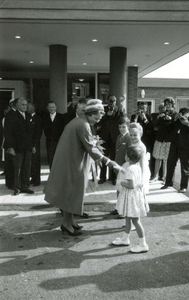 BR_KONINKLIJKBEZOEK_1961_011 Prinses Beatrix opent het streekverpleeghuis De Plantage. De prinses krijgt bloemen ...