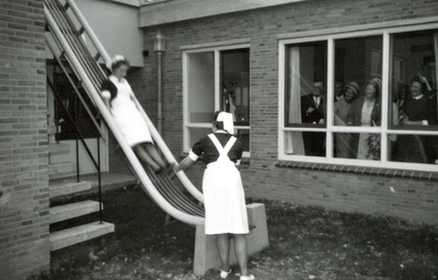 BR_KONINKLIJKBEZOEK_1961_015 Prinses Beatrix opent het streekverpleeghuis De Plantage. Twee zusters demonstreren de ...