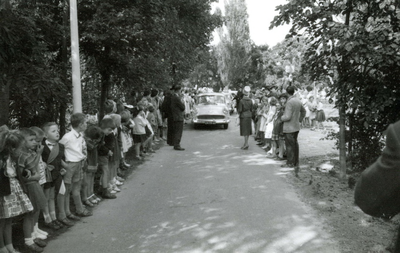 BR_KONINKLIJKBEZOEK_1961_016 Prinses Beatrix opent het streekverpleeghuis De Plantage. Aankomst van de auto met de ...