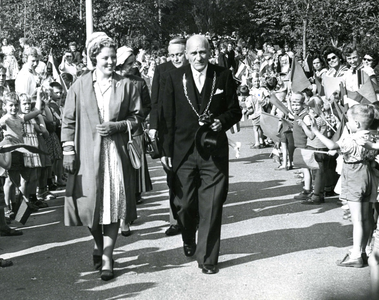 BR_KONINKLIJKBEZOEK_1961_046 Prinses Beatrix opent het streekverpleeghuis De Plantage. Aankomst met burgemeester D.M. ...