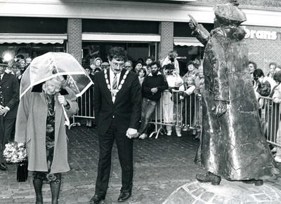 BR_KONINKLIJKBEZOEK_1988_003 Bezoek van Prinses Juliana aan Brielle. Met burgemeester J.F. Sala bekijkt ze het beeld ...