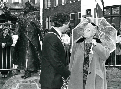 BR_KONINKLIJKBEZOEK_1988_004 Bezoek van Prinses Juliana aan Brielle. Met burgemeester J.F. Sala bekijkt ze het beeld ...