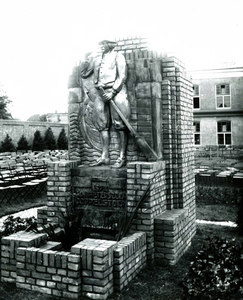 BR_KUNST_003 Het monument van Jan Pieterzoon Coppelstock, dat zwaar beschadigd raakte door het bombardement in 1943; ca. 1935