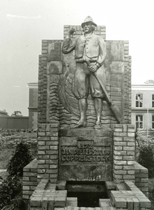 BR_KUNST_004 Het monument van Jan Pieterzoon Coppelstock, dat zwaar beschadigd raakte door het bombardement in 1943; 15 ...