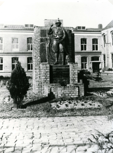 BR_KUNST_005 Het monument van Jan Pieterzoon Coppelstock, dat zwaar beschadigd raakte door het bombardement in 1943; 17 ...