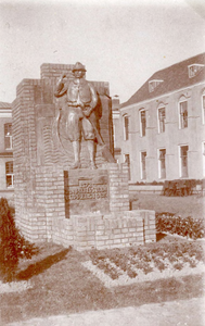 BR_KUNST_006 Het monument van Jan Pieterzoon Coppelstock, dat zwaar beschadigd raakte door het bombardement in 1943; ca. 1939
