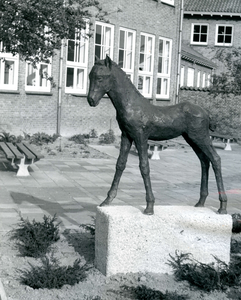 BR_KUNST_009 Beeld van een paard bij de Vakschool van Meisjes; 1967