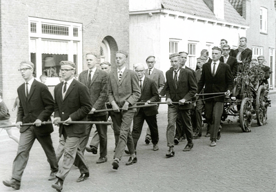 BR_LANGESTRAAT_053 Ontgroening van Delftse studenten, ze trekken een kar door de Langestraat; 1965