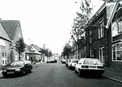 BR_LANGESTRAAT_115 Kijkje in de Langestraat, met rechts het poortgebouw van kazerne Den Doele; juni 1993