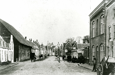 BR_LANGESTRAAT_116 Kijkje in de Langestraat, met rechts het poortgebouw van kazerne Den Doele; ca. 1910