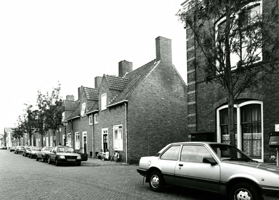 BR_LANGESTRAAT_118 Kijkje in de Langestraat, met rechts het poortgebouw van kazerne Den Doele; juni 1993