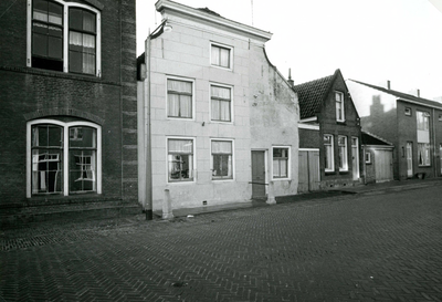 BR_LANGESTRAAT_119 Kijkje in de Langestraat, met links het poortgebouw van kazerne Den Doele en diverse andere ...