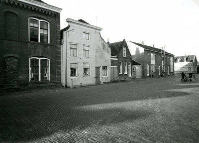 BR_LANGESTRAAT_120 Kijkje in de Langestraat, met links het poortgebouw van kazerne Den Doele en diverse andere ...