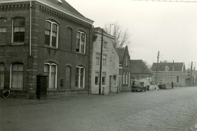 BR_LANGESTRAAT_123 Kijkje in de Langestraat, met links het poortgebouw van kazerne Den Doele en diverse andere ...