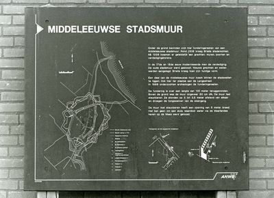 BR_LANGESTRAAT_139 Een informatiebord van de ANWB over de middeleeuwse stadsmuur; November 2000