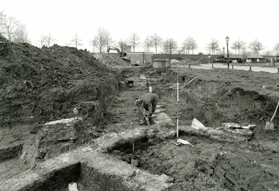 BR_LANGESTRAAT_140 Opgravingen van de oude stadsmuur op een terrein van de Langestraat; 9 april 1998