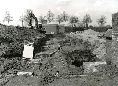 BR_LANGESTRAAT_150 Opgravingen van de oude stadsmuur op een terrein van de Langestraat; 9 april 1998