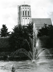 BR_LANGEVEST_044 De fontein in de Langevest met de Catharijnekerk op de achtergrond; Augustus 1992