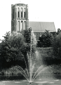 BR_LANGEVEST_045 De fontein in de Langevest met de Catharijnekerk op de achtergrond; 23 juli 1992