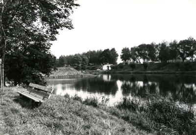 BR_LANGEVEST_050 Kijkje op de Langevest, met de Langepoort op de achtergrond; 11 september 1974