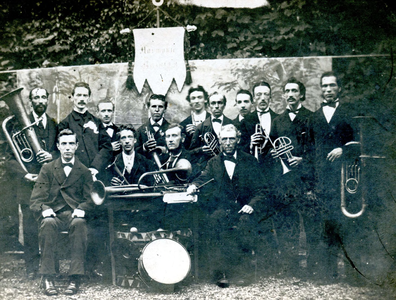 BR_LIBERTATISPRIMITIAE_002 Muziekvereniging Harmonie. staande van links naar rechts: H.F. Bels, J. Vlaspolders, J. ...