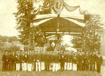 BR_LIBERTATISPRIMITIAE_005 De leden van Libertatis Primitiae poseren tijdens de herdenking 1572 - 1897; 1 april 1897