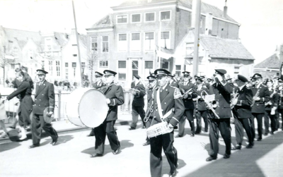BR_LIBERTATISPRIMITIAE_036 De leden van Libertatis Primitiae marcheren over de Julianabrug; ca. 1960