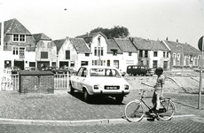 BR_LIJNBAAN_003 De Lijnbaan met rechts de openbare lagere school; ca. 1984