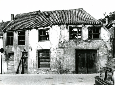 BR_LIJNBAAN_014 Vervallen woningen en pakhuizen langs de Lijnbaan voor restauratie; juni 1974