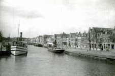 BR_MAARLANDNZ_003 Kijkje op het Noord Spui en het Maarland Noordzijde. Links de veerboot Vlaardingen V; ca. 1930
