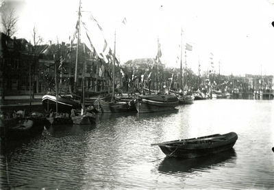 BR_MAARLANDNZ_137 Schepen met wimpels in de masten in de haven van het Maarland; ca. 1920